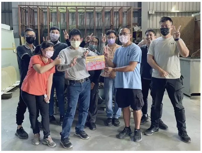 10人合買整本「2000萬超級紅包」刮刮樂 / 取自:自由時報