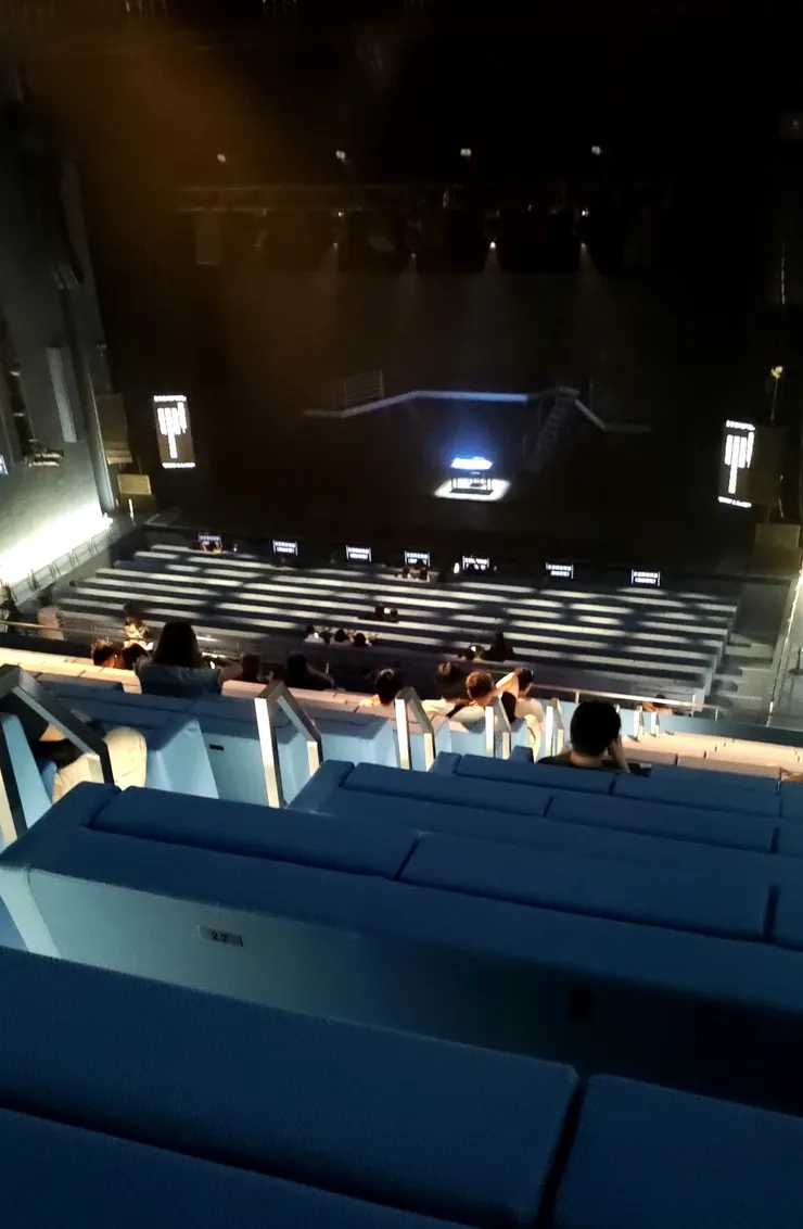 開演前，安德魯斯就在那張桌上與設計圖相伴