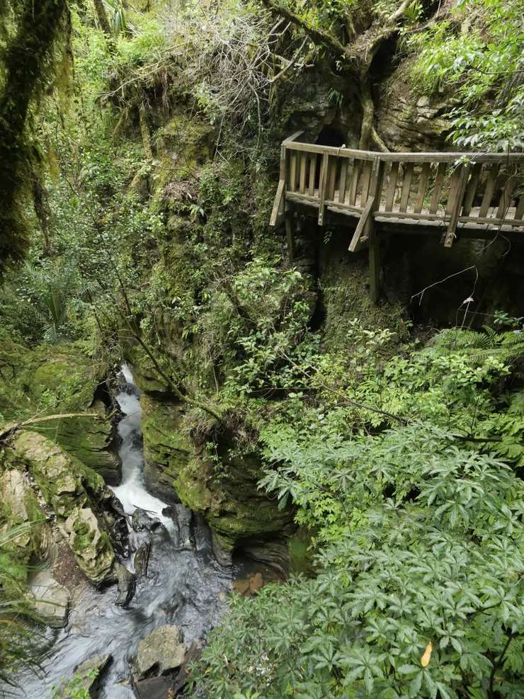 沿著步道走進,才發現竟別有洞天,而棧道就修築於峭壁之上。