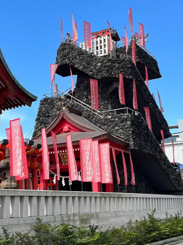 穴守稲荷神社，大概三層樓高，可以爬上去望向羽田機場