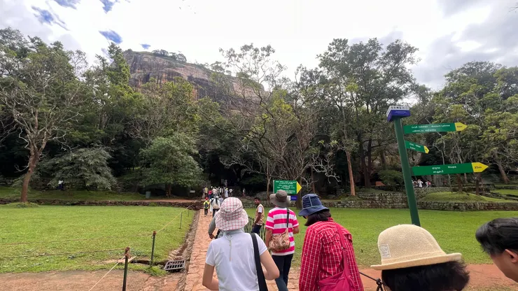 獅子岩的山腳快到了