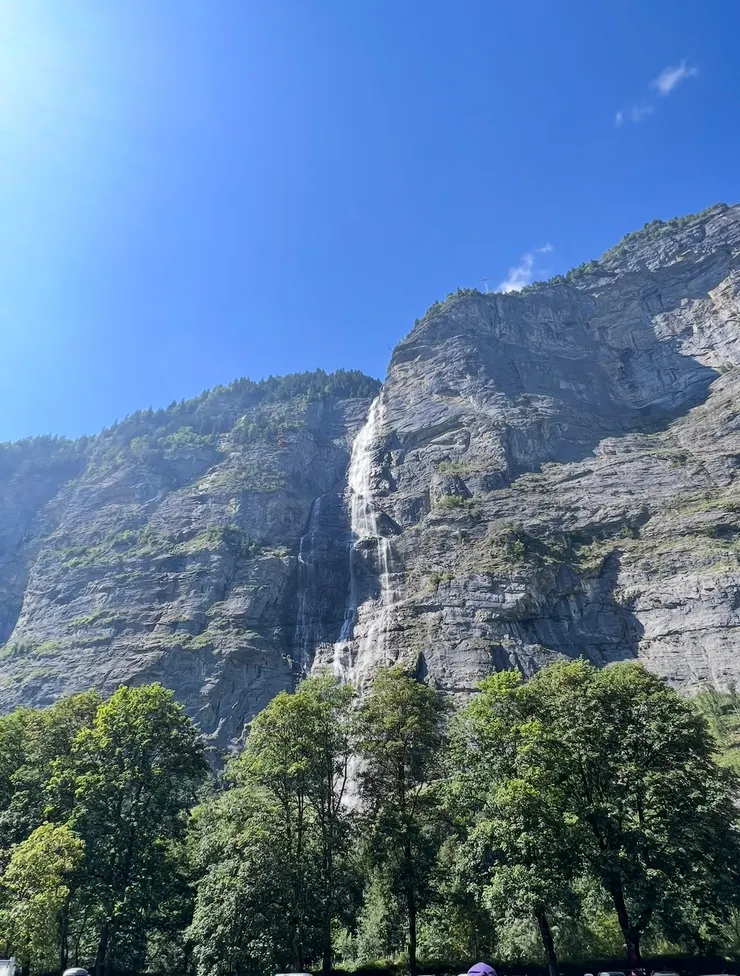 瀑布鎮上很多這樣的瀑布