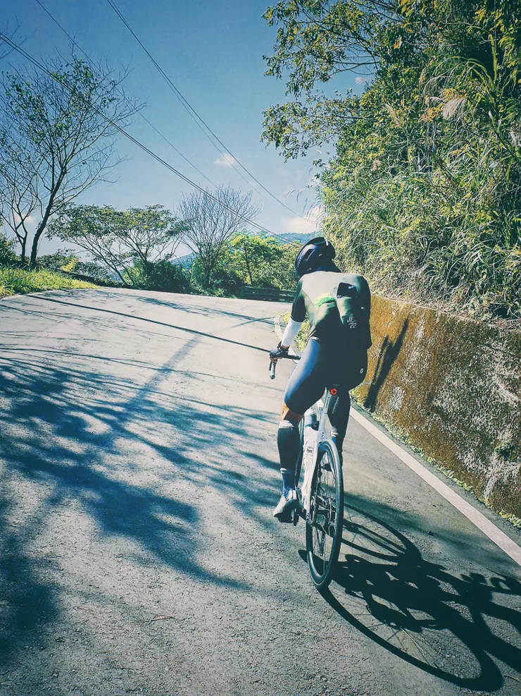 可能是 1 人、自行車、道路和文字的圖像