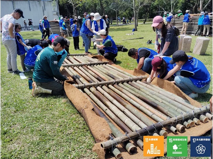 當天的烈日幾乎與大夥兒同時「開工」,而就在烈日當頭下,我們逐漸搭出島體的雛形