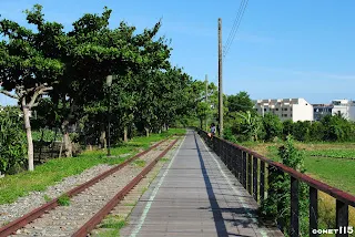 自行車道並未更動鐵道，僅是在一旁鋪上木棧板