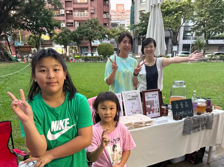 與孩子們擺攤義賣，資助公益活動「2025心靈影展」