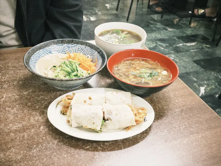 （上至下）牛肉湯、麻醬麵、酸辣湯、豬肉饊子餅