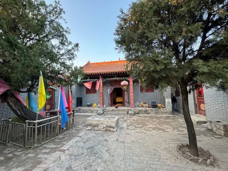 劉禪去世後，人們感激其授藝而造福一方百姓，於山上建祠，並將其奉為「花神」供奉。