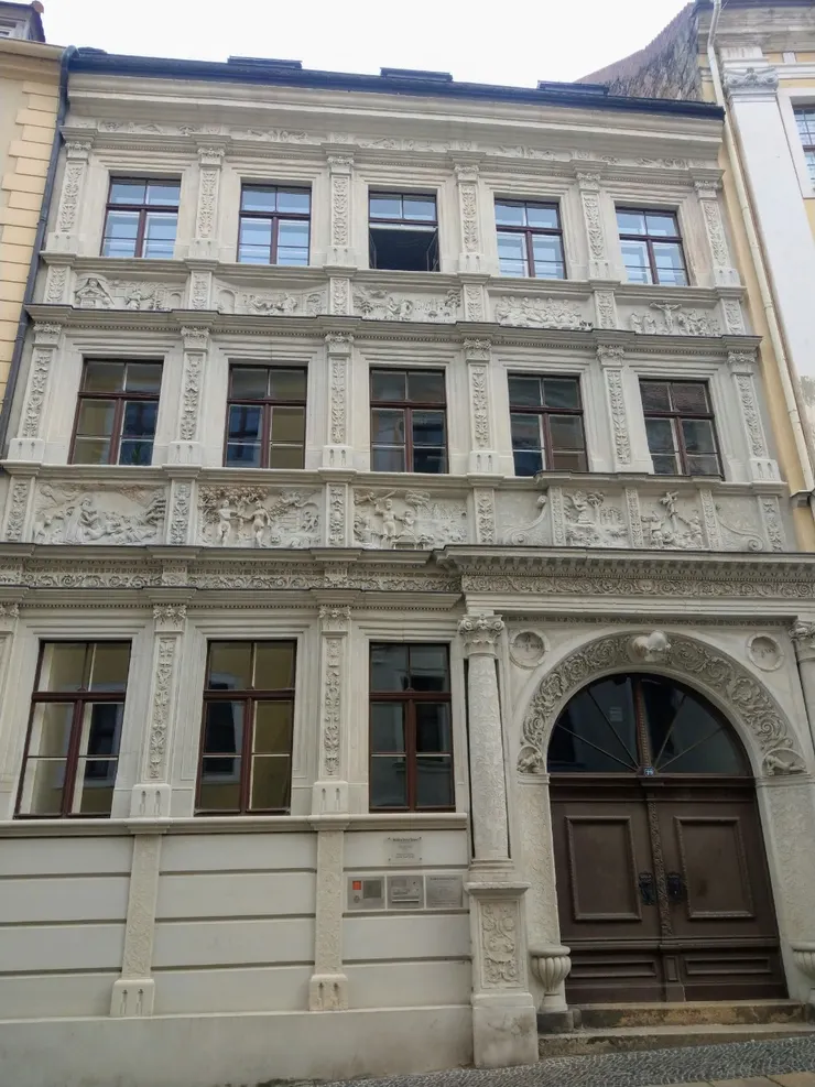 牆上雕滿聖經故事的建築