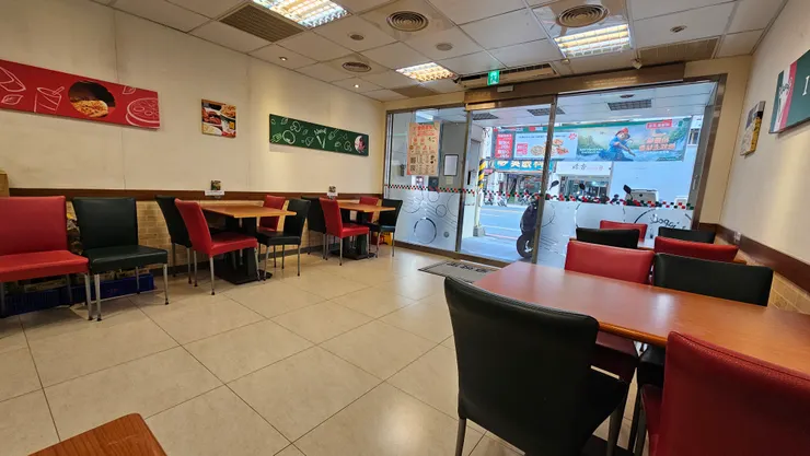 拿坡里披薩的店內裝潢是用義大利國旗的三種顏色來呈現!