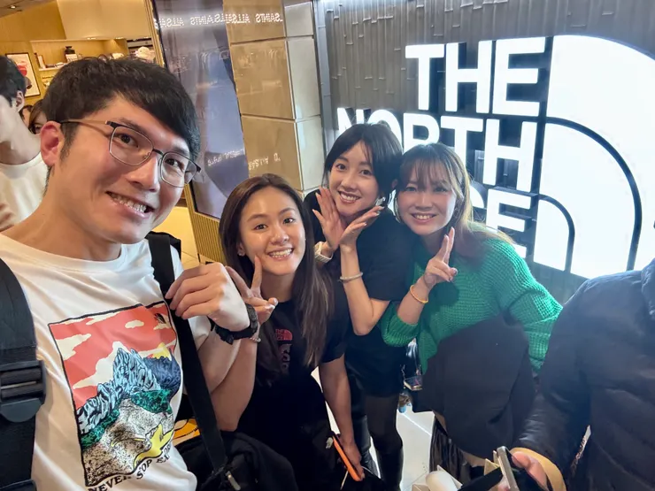 還沒到The North Face 101旗艦店，遠遠就看到 文姿云wen,tzu-yun 和 吳佳穎 Wu Chia Ying（證件妹） 在排隊，太溫馨了吧～