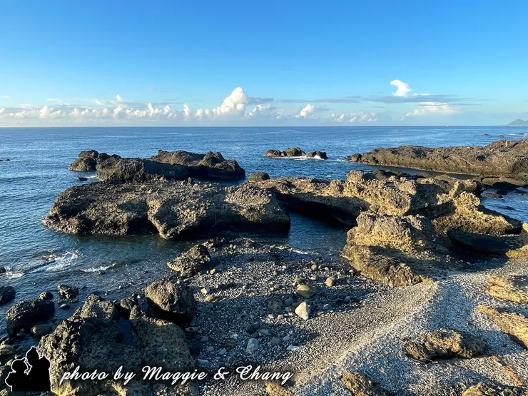 湛藍的天空映著潔白的雲，海浪一波接一波拍打岩石， 每一次碎裂都像在低語：「再靠近一點」。