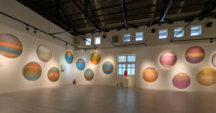 積吶虹光，《虹心球 (RHS)》，2019，壓克力顏料、紙。藝術不再僅是圖像生產，而成為知覺重建的場域。觀看，不再只是經驗。它成為文明條件中的責任形式。