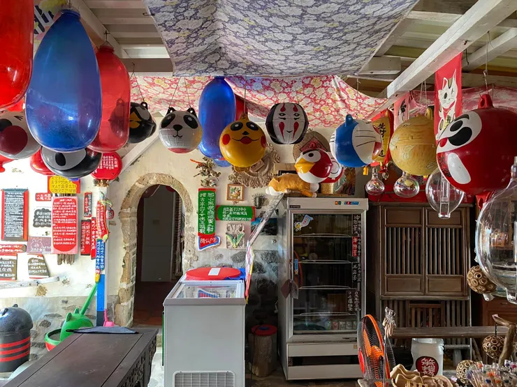 店內各式浮球都成了老闆的創作舞台