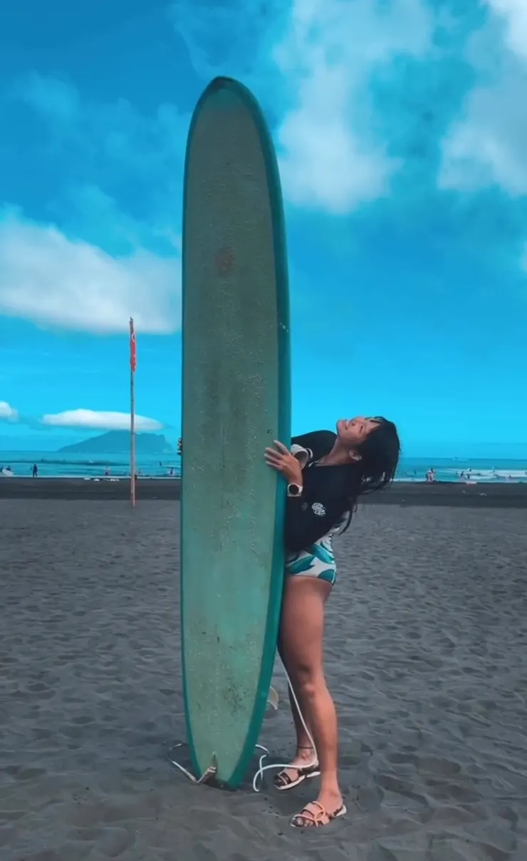 拿著Happy衝浪板很高興的自己