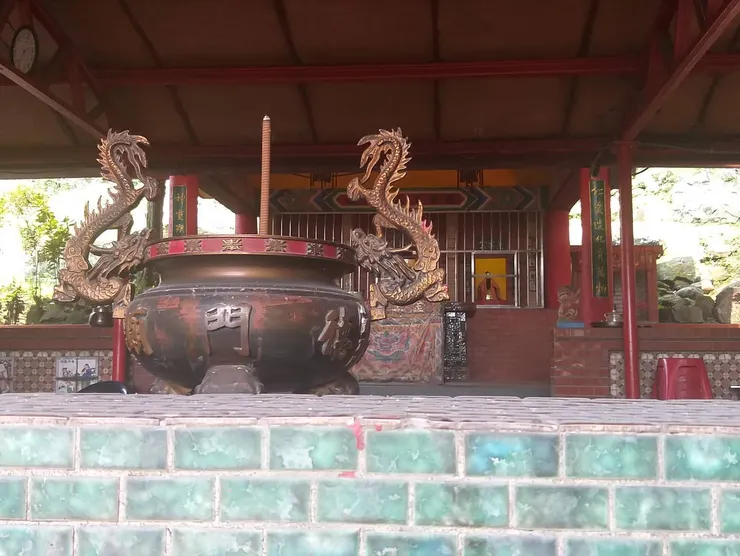 廟前香爐的德門廟（攝於2021/04/02）