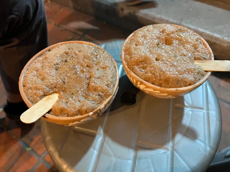 路邊攤用碗裝的巧克力口味Atole