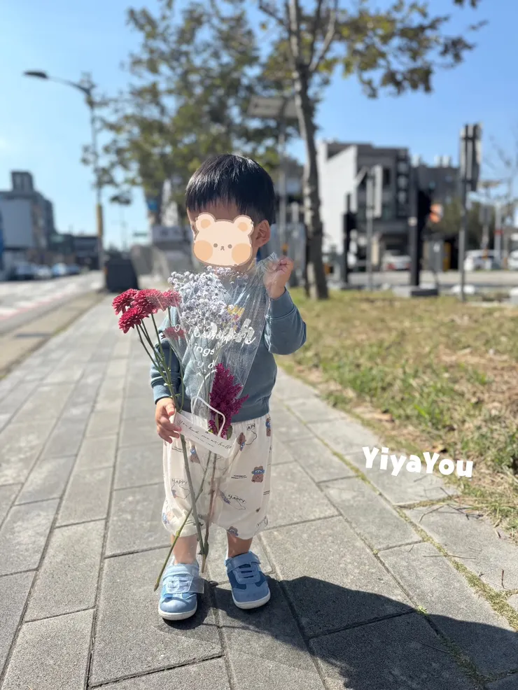 過年前帶他去買一些春節色彩的花卉來布置家裡