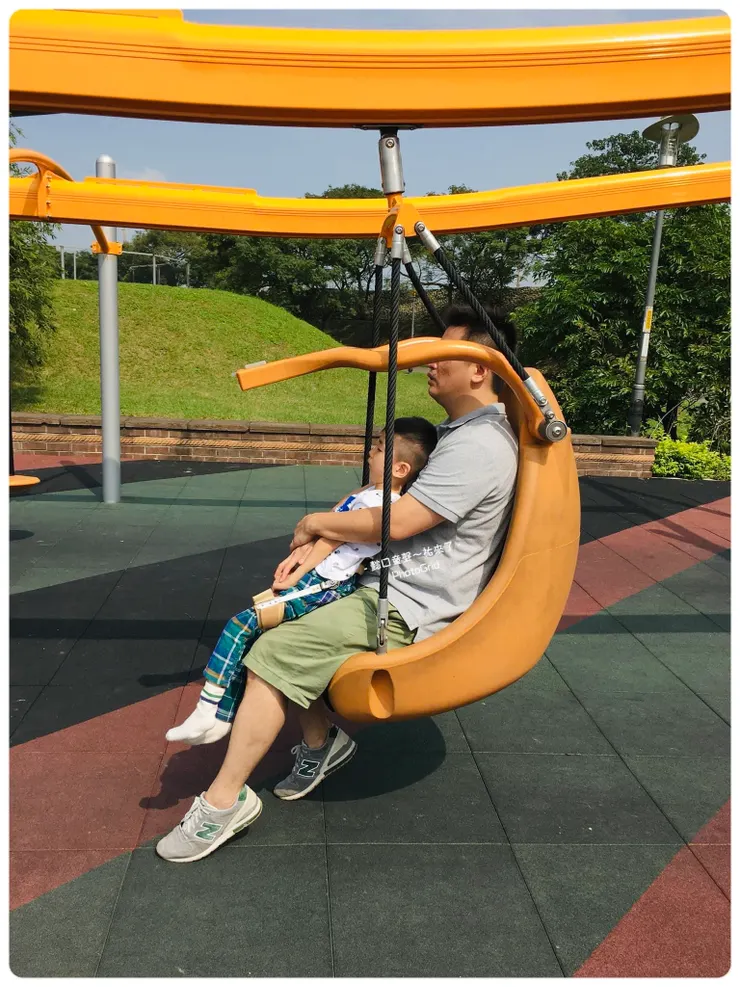 座椅式滑索一次一個人,無法提供高張孩子人體擺位。(三鶯棒壘球場運動公園遊戲場)