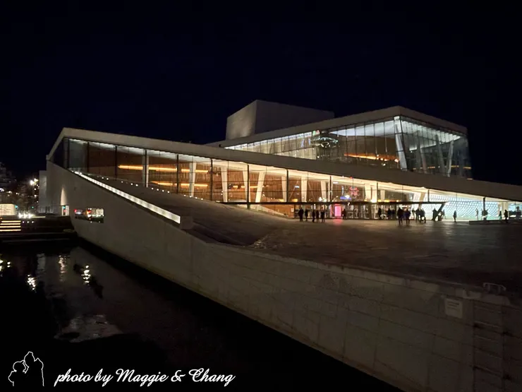 奧斯陸歌劇院~這是全球首座可在屋頂漫步的歌劇院，由3萬6千塊義大利大理石與花崗岩鋪成白色斜坡，整體外觀宛如浮出峽灣的巨大冰山。雖然我們抵達時天色已黑，無緣登頂遠眺，但水面倒映的夜景依舊迷人，別有一番風味。
