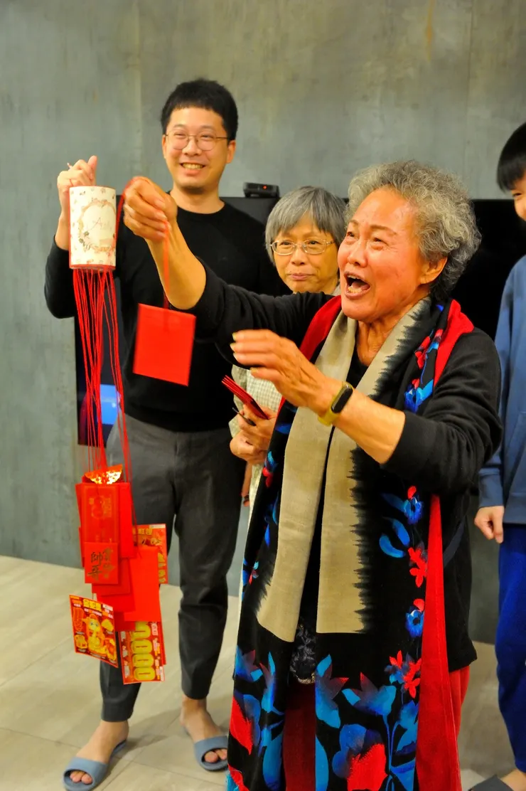 【年夜飯發紅包視訊直播天涯咫尺！今年兒子和拉拉設計了抽紅線摸彩節目，最大奬5千元。老媽先抽。】