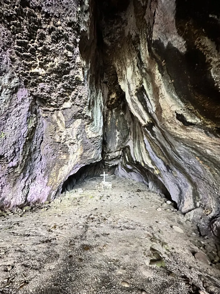 五孔洞裡的十字架,不敢近拍