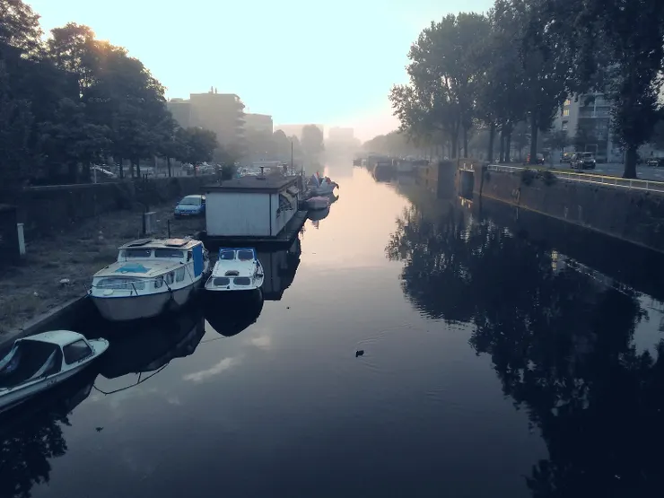 這是在荷蘭隨處可見的運河，因為這些運河和海風，荷蘭的空氣都會帶有一些濕氣