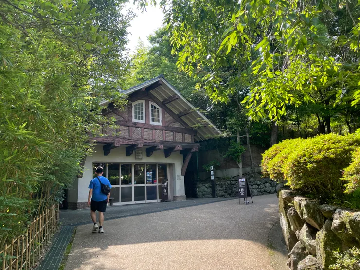 園區入口寄放行李、休憩的小屋