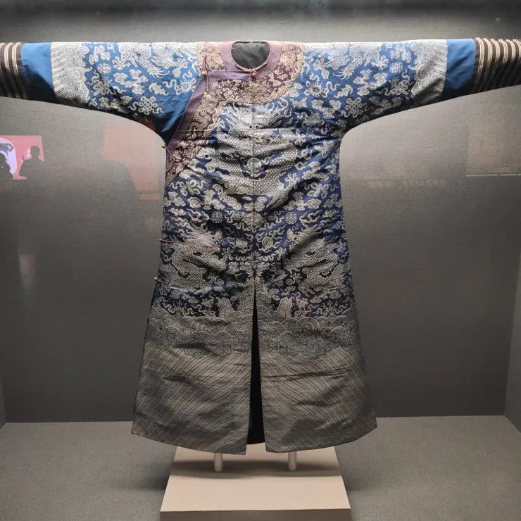 因為是龍袍所以單獨放出來?