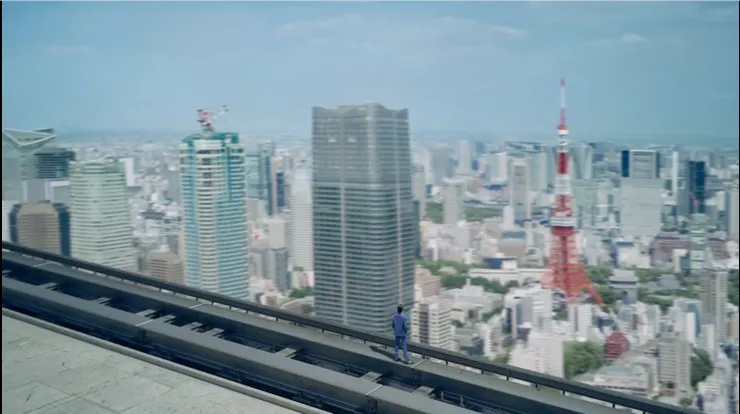 阿陽剛出場時站在頂樓的空拍畫面,圖片來源:Netflix