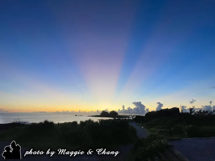 天邊漸漸透出一抹金光