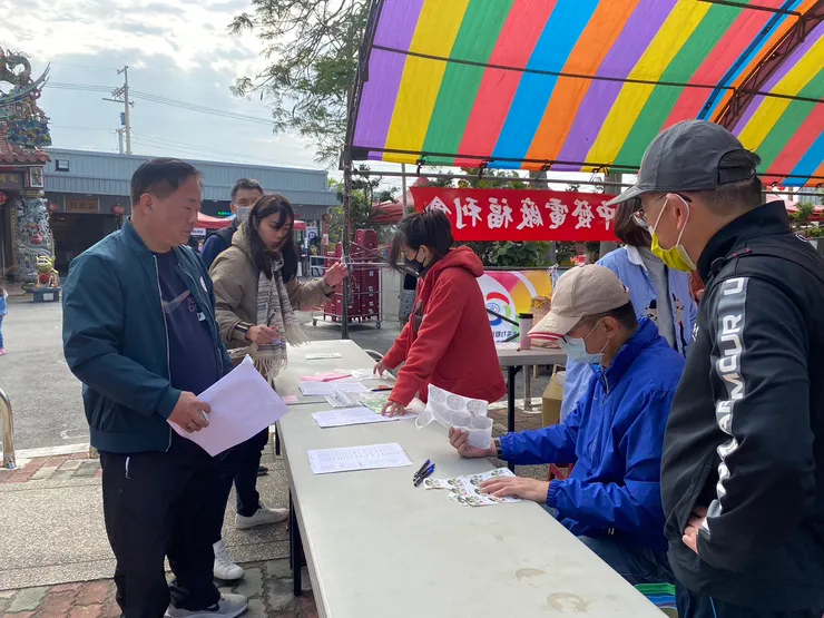 同仁們在福利會所設攤位報到