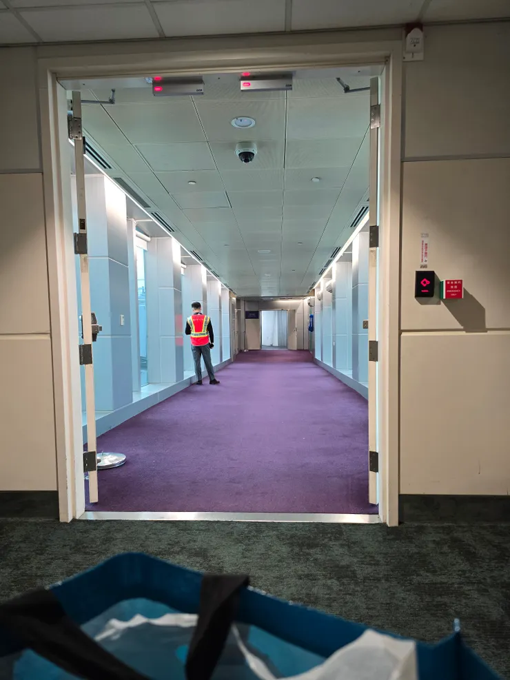 推輪椅的機場服務員沒給我收小費真的是謝天謝地😂