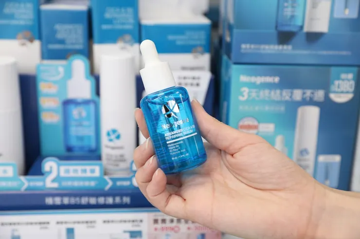 圖說:極效積雪草B5舒敏修護精華。(圖/ Neogence霓淨思)