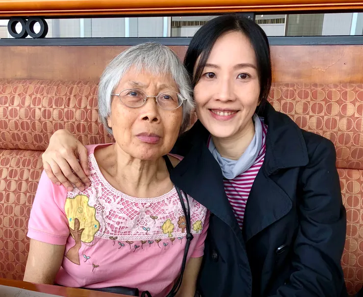 已戴上頸鏈，隱藏在衣領下