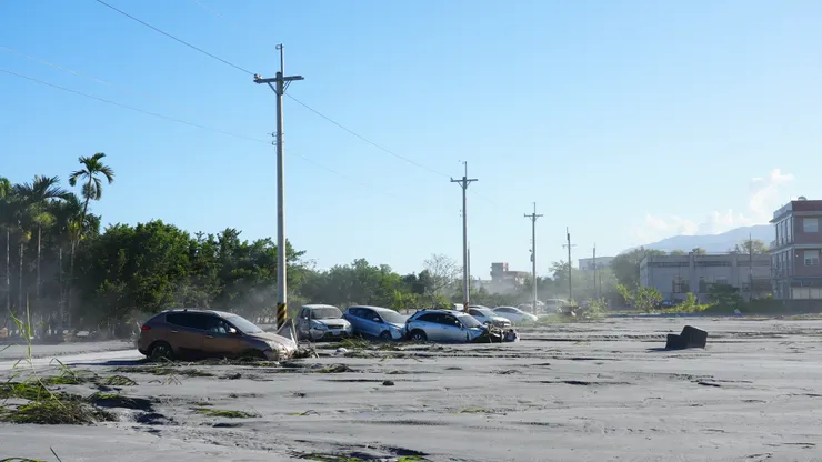 光復市區被漂走的車子