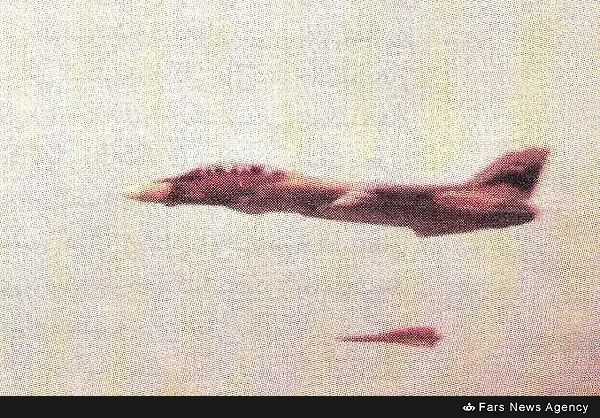 一架投放泥石飛彈的雄貓，注意這枚飛彈點火較晚，這是因為鷹式飛彈的火箭發動機比鳳凰更加強大，為了避免損壞雄貓才讓泥石離機體足夠遠後才點火。雖然泥石飛彈在兩伊戰爭期間沒有被普遍列裝，但伊朗沒有放棄這一構想而是在戰後繼續發展，最後發展成新型的空對空飛彈思想者-90(Fakour-90)，這一型號據伊朗說法實現了主動導引，然而彈體設計仍然繼承自鷹式而非鳳凰。