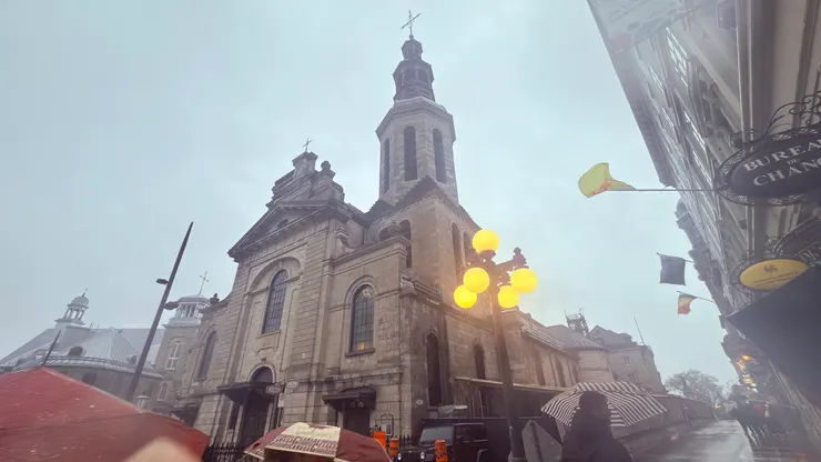 來到聖母殿主座教堂附近人潮漸多