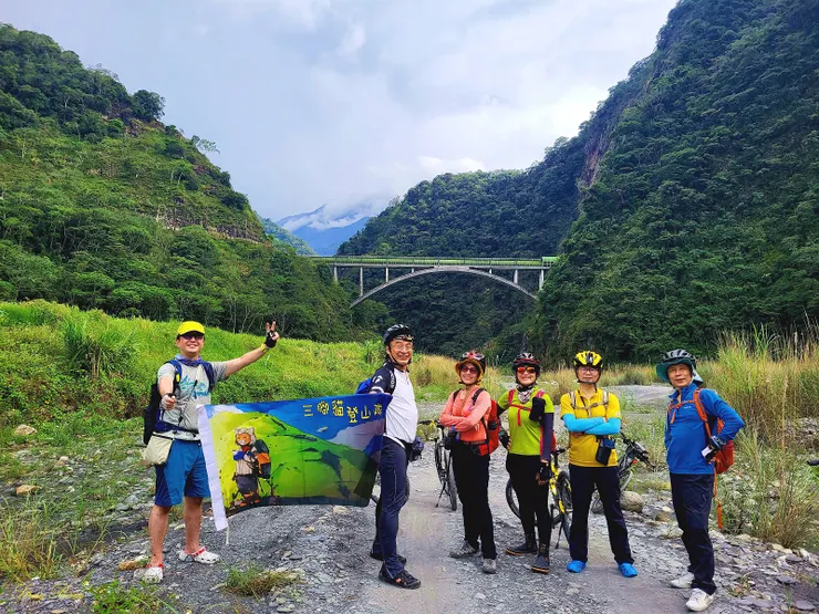 14:20由新武界引水隧道過河段拱橋(供橋高約55公尺，寬達120公尺，堪稱台灣最險陡峭的水路)出發前往一線天