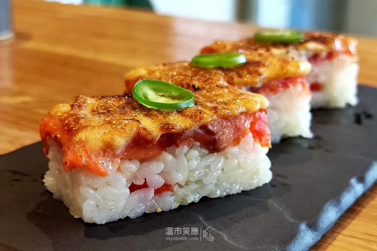 鮭魚押壽司味道不錯，但價格奇高