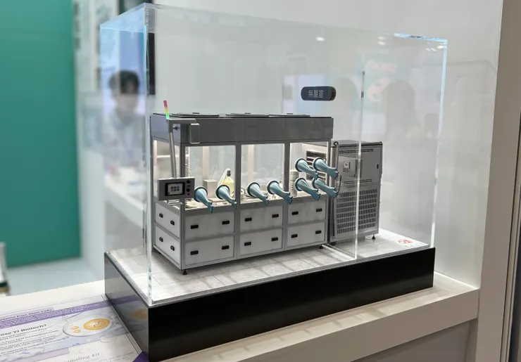 圖說:亞家生技研發出製藥級無菌隔離裝置「YJ Isolator」,於醫科展展示縮小版模型,透過軟硬體與AloT技術整合,實現數據監控與可追溯性。(資料來源:亞家生技)