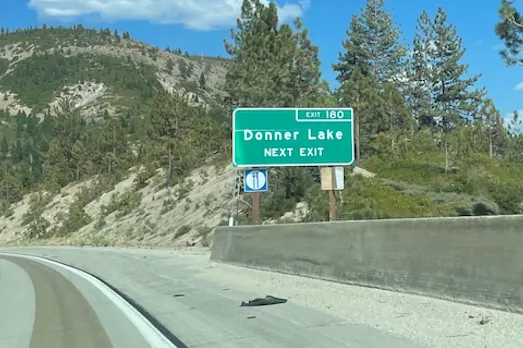 告示牌左下方那付藍色的刀叉在網友眼裡是灰色的笑話