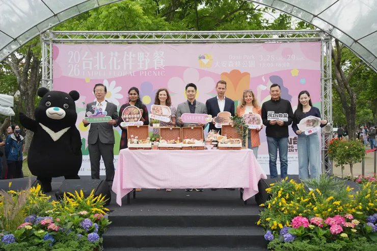 蔣萬安市長與加拿大、荷蘭、印度及德國駐臺代表，共同開箱野餐籃，介紹各國野餐代表美食。