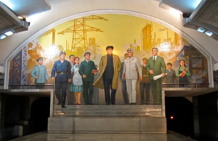 Мозаичное панно на торцевой стене. 1 мая 2010 года