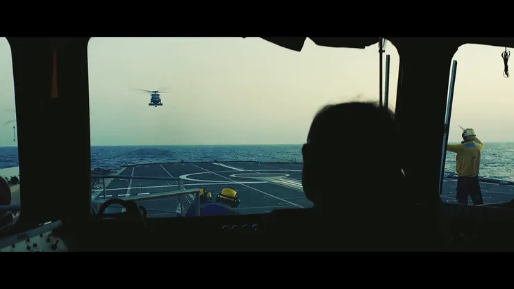 比較少見從艦尾室內看直升機著陸的機坪畫面