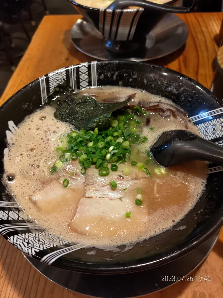 博多祇園附近人氣拉麵~一双,味道吃不習慣,大概是符合當地口味