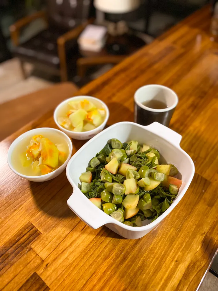 ▲MM版的當地風味餐，炒車輪茄野菜佐蘋果丁、麵包樹湯和養氣茶。