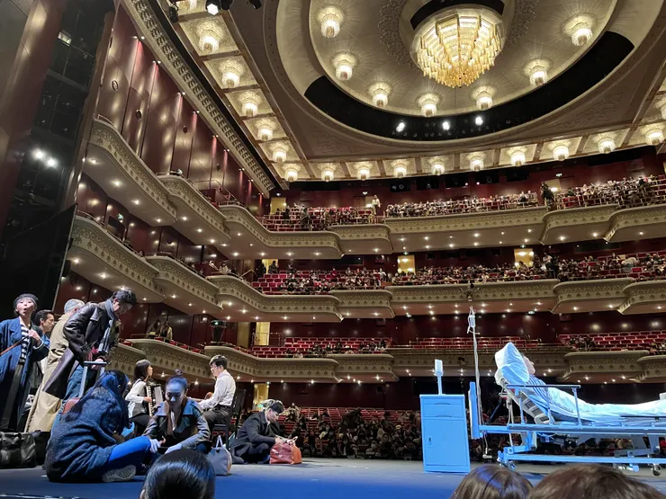 中場休息時間，演員已在舞台上默默開演，坐在蓮花池的觀眾可以穿過演員回到座位。