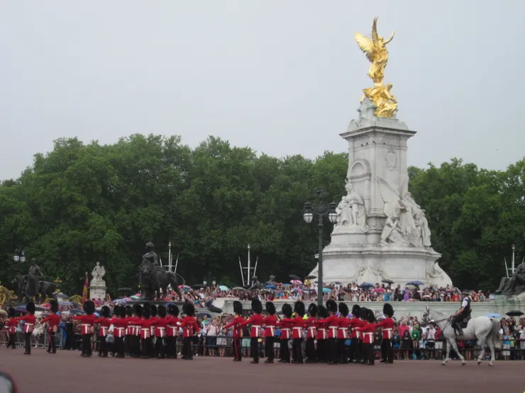 正式表演開始了,提早卡位就能非常近距離看到喔