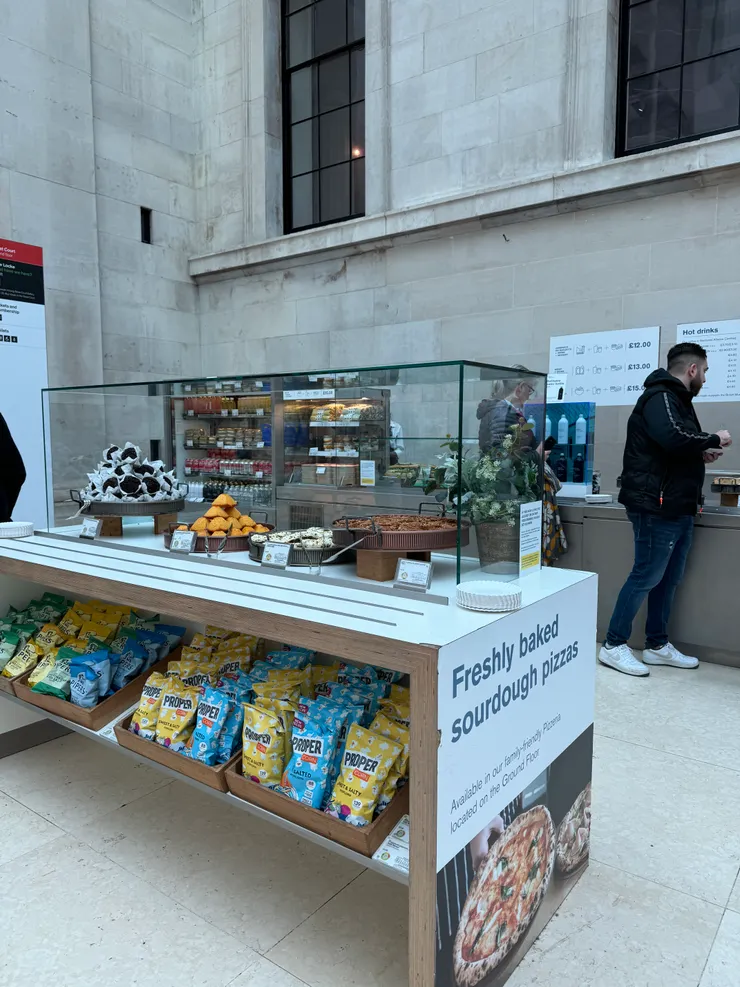 旁邊有些賣輕食的地方